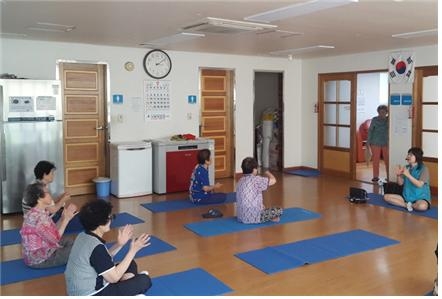 더위에 지친 어르신들이 15일 서울 도봉구 방학3동 구립경로당에서 휴식을 취하고 있다.