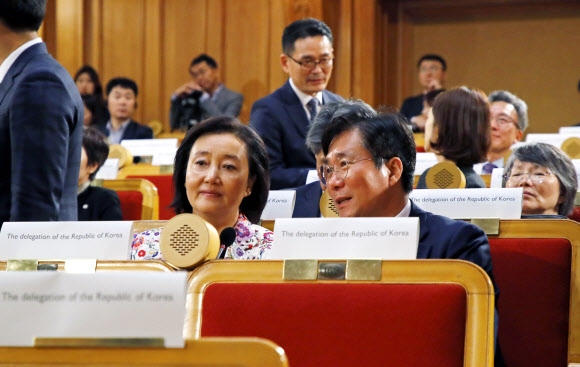 스웨덴의회 연설 참석한 박영선-성윤모 장관