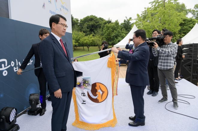 강영선 순천시 안전행정국장이 ‘제 32회 정보문화의 달’ 기념식에서 정보화 유공으로 대통령 표창을 받는 모습.