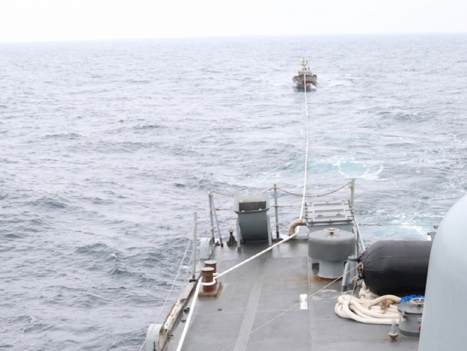 11일 오후 1시쯤 동해상에서 해군에 구조된 북한 어선(원 안)의 모습. 2019.6.11 합동참모본부