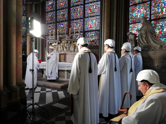 First mass in side chapel of Notre-Dame de Paris after fire