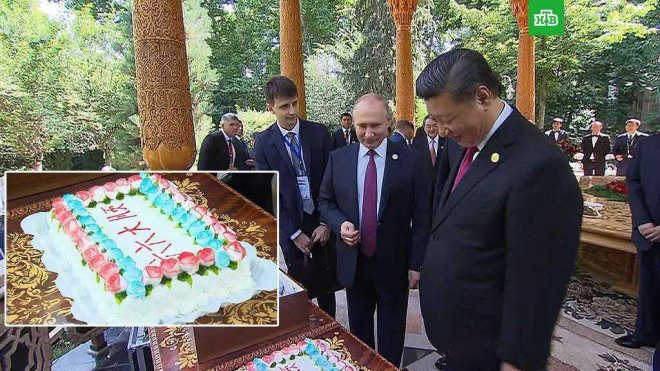 시진핑(오른쪽) 주석이 블라디미르 푸틴 대통령이 선물한 66세 생일 축하 케이크를 보고 있다.