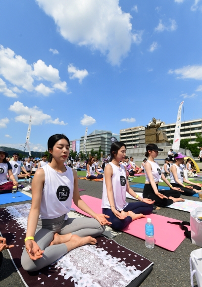 16일 오후 서울 광화문광장 인근 세종대로에서 열린 ‘유엔 세계 요가의 날’ 행사에서 참가자들이 요가 동작을 하고 있다. 2019.6.16 정연호 기자 tpgod@seoul.co.kr