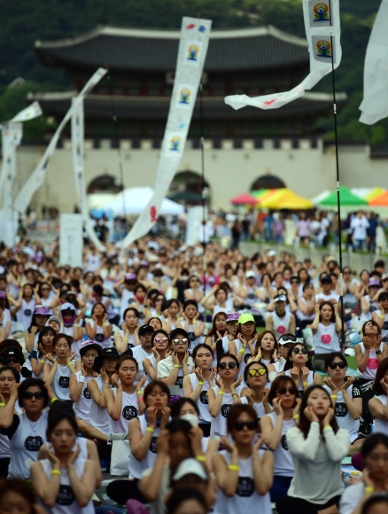 16일 오후 서울 광화문광장 인근 세종대로에서 열린 ‘유엔 세계 요가의 날’ 행사에서 참가자들이 요가 동작을 하고 있다. 2019.6.16 정연호 기자 tpgod@seoul.co.kr