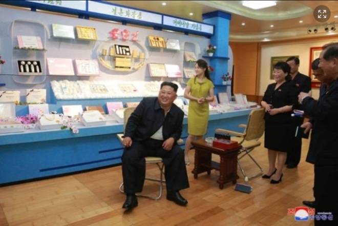김정은 북한 국무위원장이 부인 리설주 여사와 함께 화장품 공장을 시찰하고 있다.