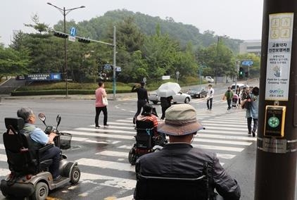 전국 최초로 군포시에서 설치, 시범운영 중인 시청 앞 횡단보도의 ‘교통약자 안전보행 버튼’.