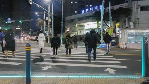 서초구가 최근 남부터미널역 횡단보도에 설치한 바닥신호등. 스마트폰을 보면서 보행하는 사람들의 교통사고 예방을 위해 도입했다.