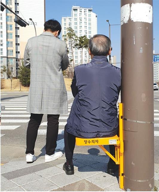 경기 남양주시에 설치된 장수의자. “허리와 다리가 아파서 다음 신호까지 기다리기 힘들어 무단횡단을 한다”는 어르신들의 이야기를 듣고 만들었다는 설명이다. 별내파출소 제공