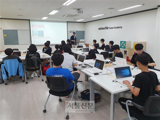 지난 12일 서울 구로구 넷마블문화재단 게임아카데미 스튜디오에서 서울과 경기 지역의 고등학생들이 넷마블 현직 게임 개발자로부터 게임 제작 이론과 실무를 배우고 있다. 스스로 지원해 선발된 이들 학생은 대부분 게임 개발자를 꿈꾸고 있다.