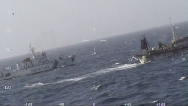 아르헨티나 해안경비대가 지난 14일 촬영한 중국 어선(오른쪽) 추격 당시의 동영상. 아르헨 해안경비대 제공