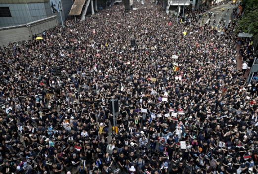 송환법 완전 철폐 외치는 홍콩의 ‘검은 대행진’