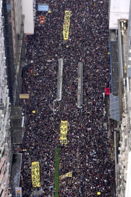 ‘검은 대행진’ 벌이는 홍콩 시민들