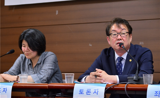 토론자로 나선 김정환 의원