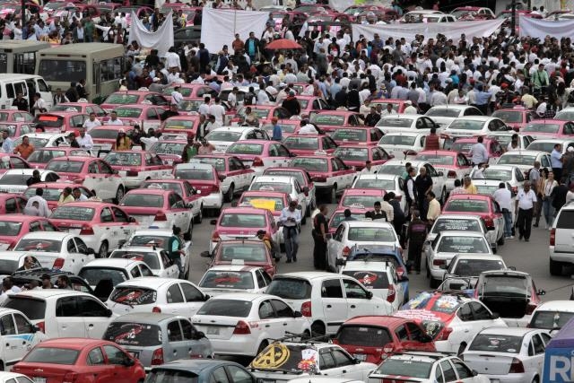 멕시코의 택시 운전사들이 지난 3일 멕시코시티 소칼로 광장에서 우버 등 차량공유서비스 업체들에 반대하는 시위를 벌이고 있다.  멕시코시티 AFP 연합뉴스