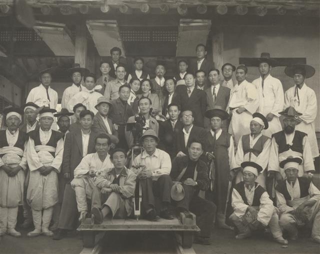 춘향전(이규환, 1955) 촬영현장 기념사진. 한국영상자료원 제공