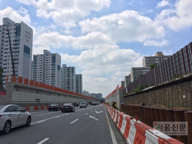 이 공사는 분당∼수서간 도로 벌말지하차도 인근 498ｍ 구간에 아치 형태의 파형강판 구조물을 씌우는 것으로 2015년 7월 기공식을 가졌지만 착공도 못 하고 있다.