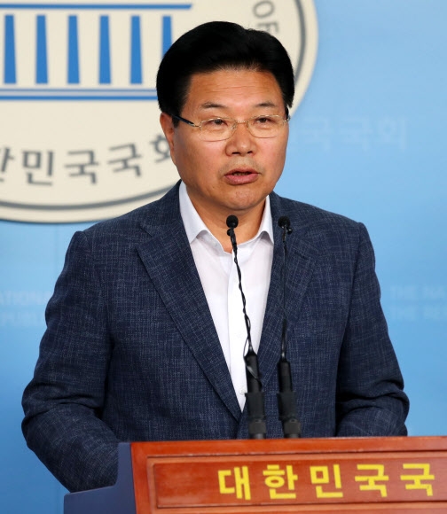 자유한국당 탈당 기자회견 하는 홍문종