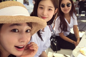 이민정X정채연, 스페인 포착 “#세빌리아의 이발사”[EN스타]