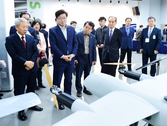 수원시는 기업지원센터를 활용해 직업계고 학생의 현장실습을 지원할 예정이다. 지난 3월 기업지원센터 개관식을 찾은 염태영 시장(왼쪽에서 두번째)이 시설을 둘러보고 있다. 수원시 제공