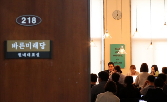 바른미래당 오신환 원내대표가 18일 국회 원내대표실에서 보도진과 차담회를 하고 있다.(사진=연합뉴스)