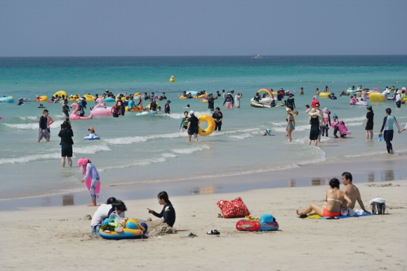 제주 협재해수욕장 전경. 협재·이호테우·삼양·함덕 등 4개 해수욕장은 밤 9시까지 야간 개장한다. 제주도 제공