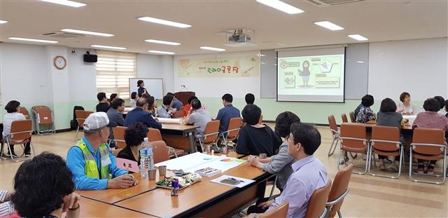 지난달 24일 구로구 개봉1동 주민센터에서 열린 ‘우리동네 협치 산책, 찾아가는 릴레이 공론장’에서 주민들이 토론을 통해 지역 현안 의제를 선정하고 있다. 구로구 제공