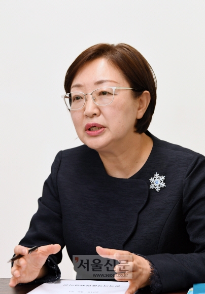 다음달 취임 1주년을 맞는 한순영 한국의약품안전관리원장이 18일 서울신문과의 인터뷰에서 의료용 마약류 관리 방안에 대해 설명하고 있다.  도준석 기자 pado@seoul.co.kr