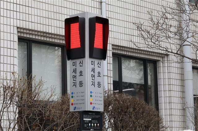 강남구청 앞에 설치된 ‘미세먼지 신호동’이 미세먼지 매우 나쁜 단계인 빨간색을 표시하고 있다.