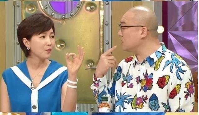 최근 MBC ‘라디오스타’에 개그맨 염경환 등과 함께 게스트로 출연한 CJ오쇼핑 쇼호스트 동지현(왼쪽). 라디오스타 캡처