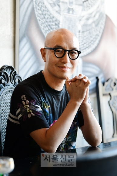 18일 서울 이태원동 ‘마이 스카이’에서 만난 홍석천은 “경리단길을 살려 전국의 쇠락한 골목들에 선한 영향력을 퍼뜨리고 싶다”고 말했다. 이태원 반지하방에서 사회생활을 시작한 그에게 경리단길은 제2의 고향과 같다. 이종원 선임기자 jongwon@seoul.co.kr