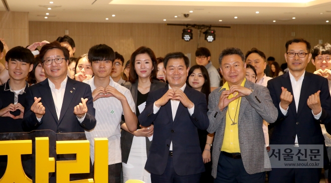 박승원(오른쪽서 3번째) 시장은 18일 수원컨벤션센터에서 열린 ‘대통령직속 일자리위원회와 함께하는 일자리 대토론회’에 참석한 뒤 기념사진을 찍고 있다. 광명시 제공