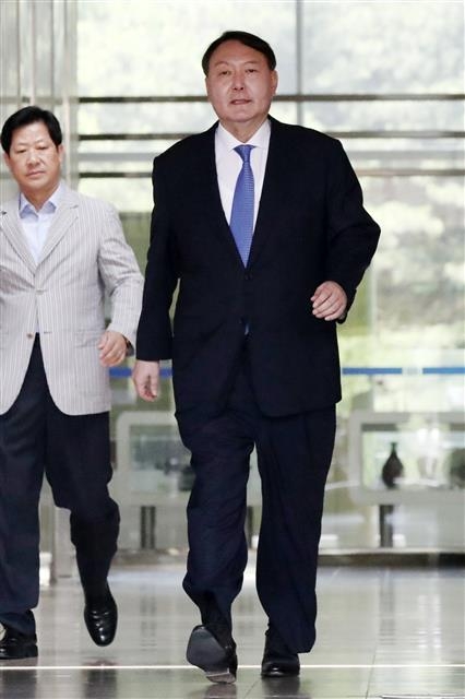 지난 17일 윤석열 서울중앙지검장이 차기 검찰총장 후보자로 지명된 직후 서울 서초구 서울중앙지검 청사를 나서고 있다. 윤 후보자에 대한 인사 발령안이 18일 국무회의를 통과함에 따라 청와대는 국회에 ‘검찰총장 후보자 인사청문요청안’을 보낼 예정이다. 뉴스1