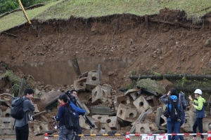 일본 지진으로 15명 부상…10단계 중 두번째 높은 지진 강도