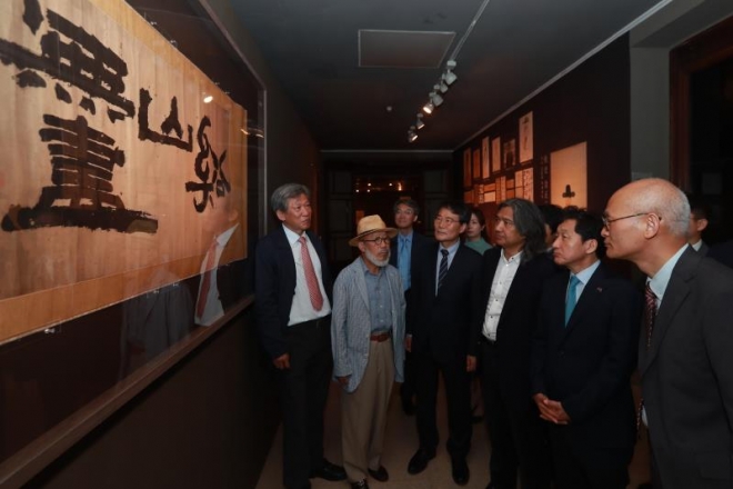 유홍준(왼쪽) 전 문화재청장 등이 18일 베이징 중국미술관에서 개막한 추사 김정희 전시회를 관람하고 있다.
