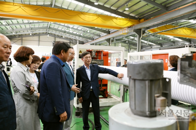 정하영 김포시장이 강소기업 신우를 방문해 현장에서 애로사항 등을 듣고 있다. 김포시 제공