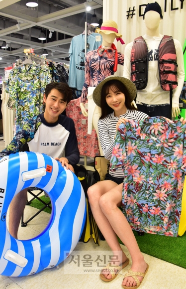 19일 이마트 용산점에서 모델들이 물놀이 활동에 입을 수 있는 비치웨어를 선보이고 있다. 2019.6.19.    이종원 선임기자 jongwon@seoul.co.kr