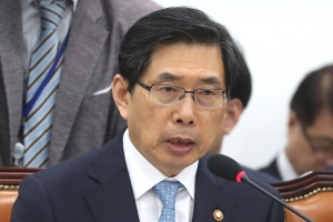박상기 법무 “윤석열 지명, 선배 기수 옷 벗으라는 의미 아니다”