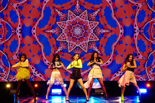 레드벨벳이 19일 서울 용산구 블루스퀘어에서 6번째 미니앨범 ‘더 리브 페스티벌 데이 1’ 발매 쇼케이스를 열고 타이틀곡 ‘짐살라빔’ 무대를 처음 선보이고 있다. SM엔터테인먼트 제공