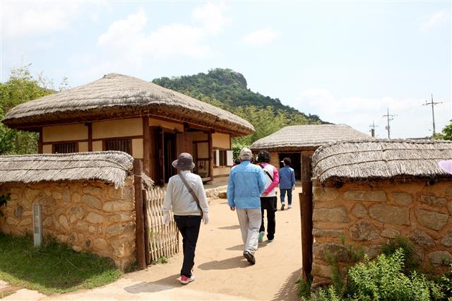 초가집 2동으로 된 노무현 전 대통령 생가.