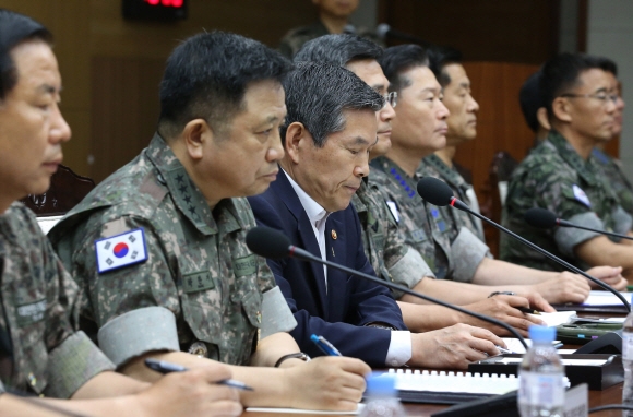 北 ‘기획 귀순’ 감지 못한 軍… 고개 숙인 국방장관
