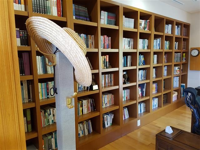 대통령의 집 거실 서재 옆에 있는 옷걸이에 노 전 대통령이 생전에 썼던 밀짚모자가 서거 10년이 지난 지금도 그대로 걸려 있다.