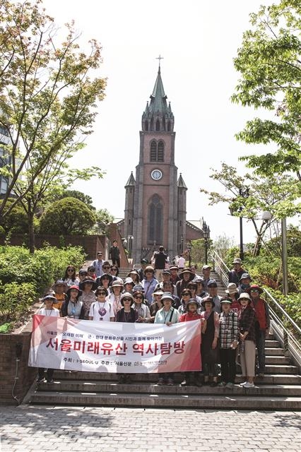 참가자들이 명동성당 앞에서 단체사진을 촬영하고 있다.