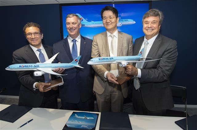 조원태(왼쪽 세 번째) 한진그룹 회장이 18일(현지시간) 프랑스 파리에어쇼에서 미국 항공기 제작사 보잉과 보잉787-10 등 항공기 30대 도입 양해각서(MOU)를 체결하고 캐빈 맥알리스터(두 번째) 보잉 상용기 사장 겸 최고경영자(CEO) 등 관계자들과 787 모형을 들고 활짝 웃고 있다. 대한항공 제공