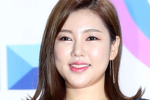 송가인 교통사고, 차 앞부분 크게 파손 “큰 부상은 없어”