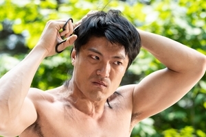 ‘조선생존기’ 이재윤, 계곡 바위서 셀프 삭발 포착 “독기 충만”