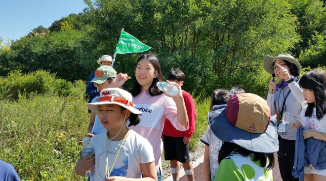 안양시‘걸어서 안양천 탐사’프로그램 지난해 진행 장면. 안양시 제공 