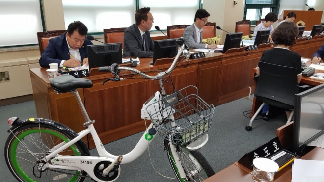방치된 따릉이를 회의장으로 이동, 질의하는 모습