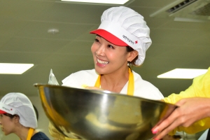 [서울포토] 빵 만드는 소유진