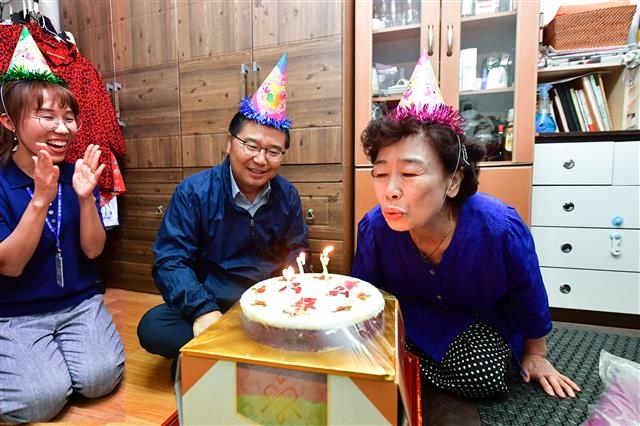 류경기(가운데) 중랑구청장이 지난 13일 면목동의 한 홀몸 노인을 방문해 생일 축하 노래를 부르며 환하게 웃고 있다. 중랑구 제공