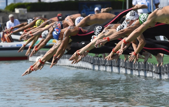 물속의 마라톤으로 불리는 오픈워터 수영 경기에서 선수들이 일제히 물에 뛰어들고 있다. 광주세계수영선수권대회 조직위원회 제공